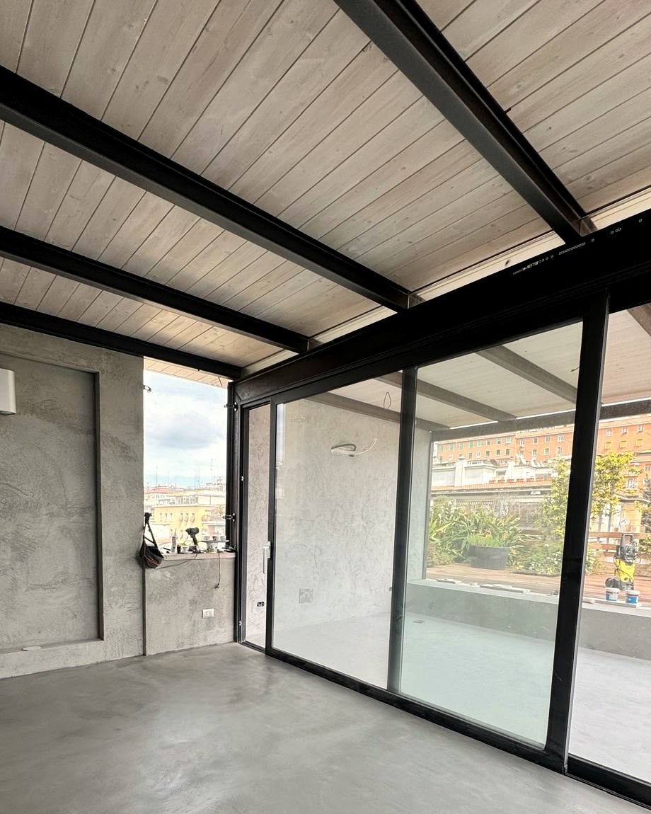 Veranda con pavimento in resina e serramenti scorrevoli